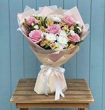 Букет цветов из:  Гвоздики, Орхидеи и Розы в Сорске
