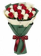 Букет Микс из красных и белых роз в Сорске