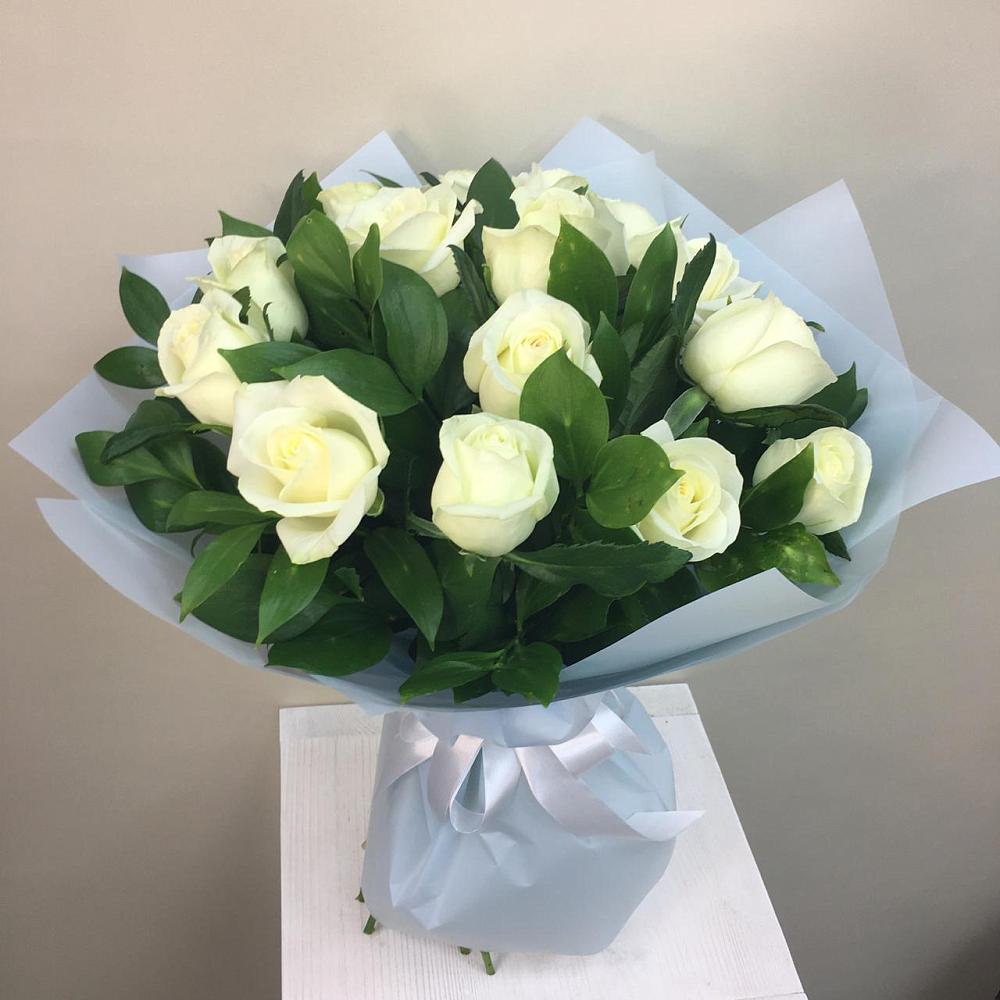 Букет 15 Белых роз Проуд в Сорске