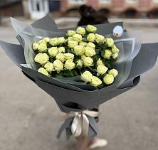 Букет Белые кустовые розы Солинеро в Сорске