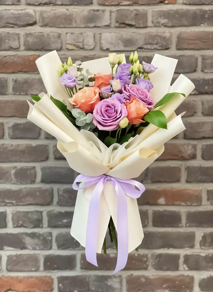 Букет цветов из: Лизиантусы и Розы в Сорске