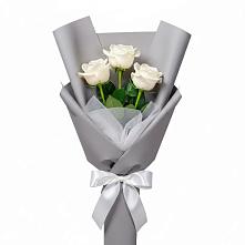 Букет 3 белые розы в Сорске