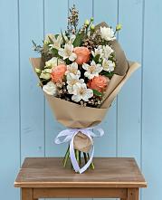 Букет цветов из:  Альстромерии, Лизиантусы, Розы и Хризантемы в Сорске
