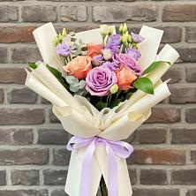 Букет цветов из:  Лизиантусы и Розы в Сорске