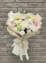 Букет цветов из:  Гвоздики, Розы, Лизиантусы и Хризантемы в Сорске