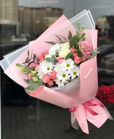 Букет цветов из: Розы, Лизиантусы и Хризантемы в Сорске