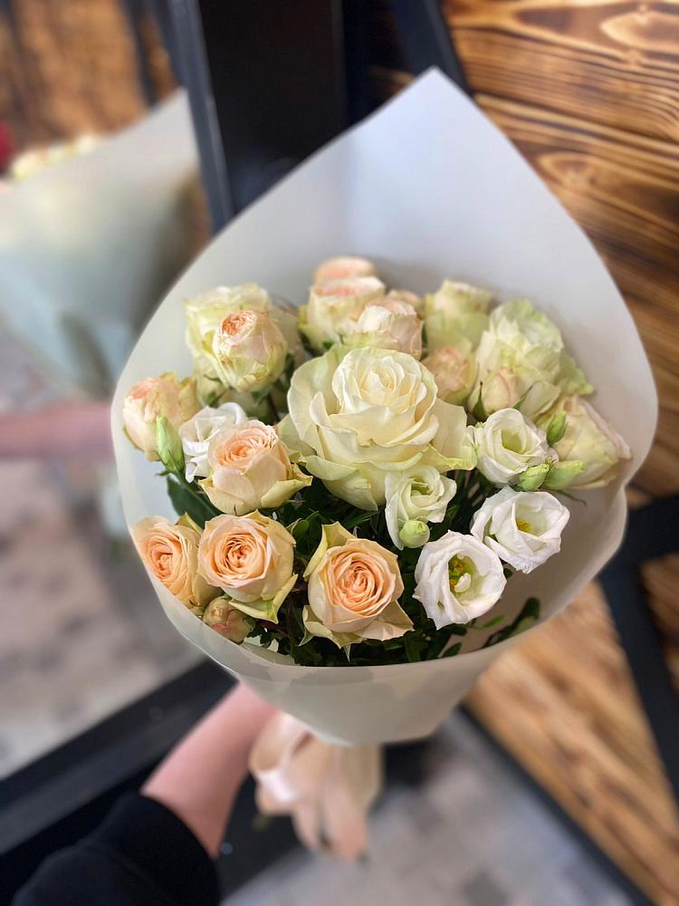 Букет цветов из: Розы и Лизиантусы в Сорске